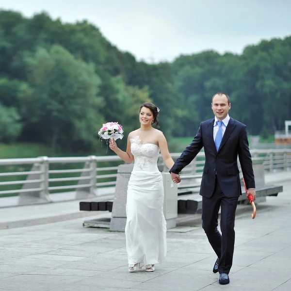 Wedding couple walking in an old town — Stock Photo, Image