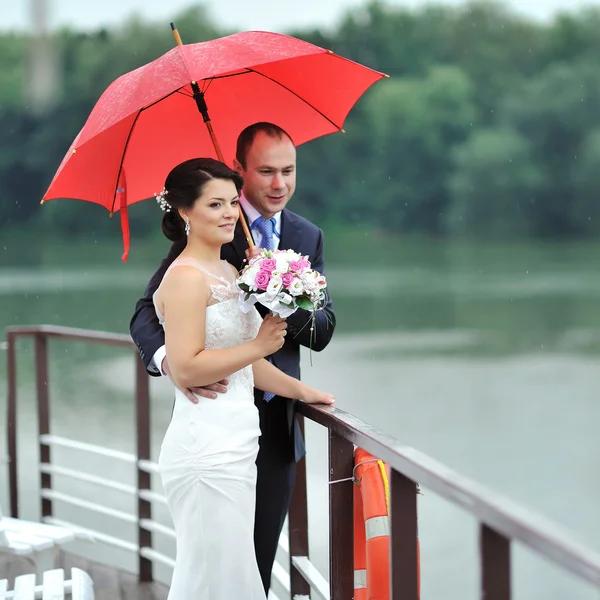 Pareja de boda en un día lluvioso — Foto de Stock