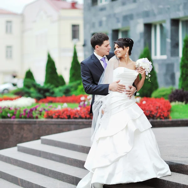 Wedding couple posing in an old town — Stock Photo, Image