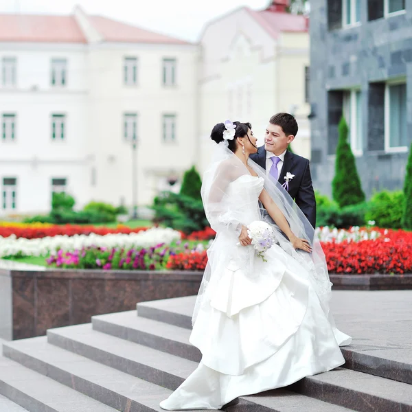 Noiva e noivo em uma cidade velha - casal de casamento — Fotografia de Stock
