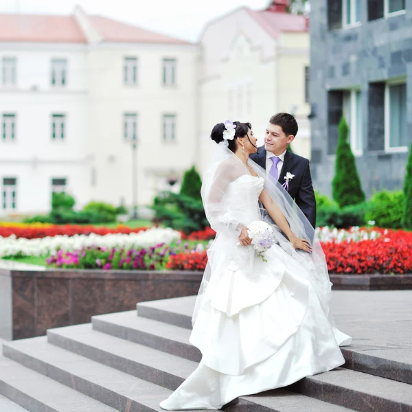 Mariée et marié dans une vieille ville - couple de mariage — Photo