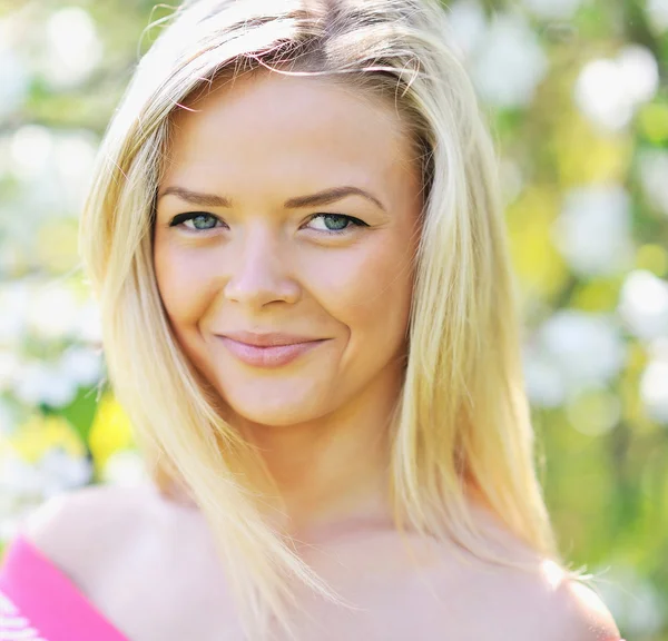 Retrato de uma bela jovem mulher olhando para você e sorrindo — Fotografia de Stock