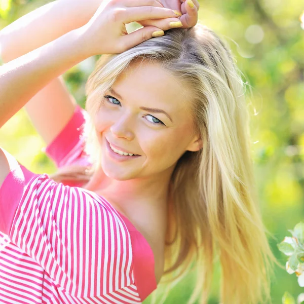 Portret van een jong meisje poseren buitenshuis - closeup — Stockfoto