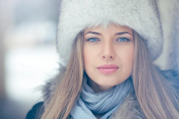 Portrait de jeune femme blonde en hiver — Photo