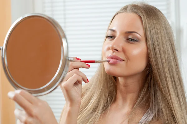 Mulher aplicando maquiagem. Lipgloss. Batom — Fotografia de Stock