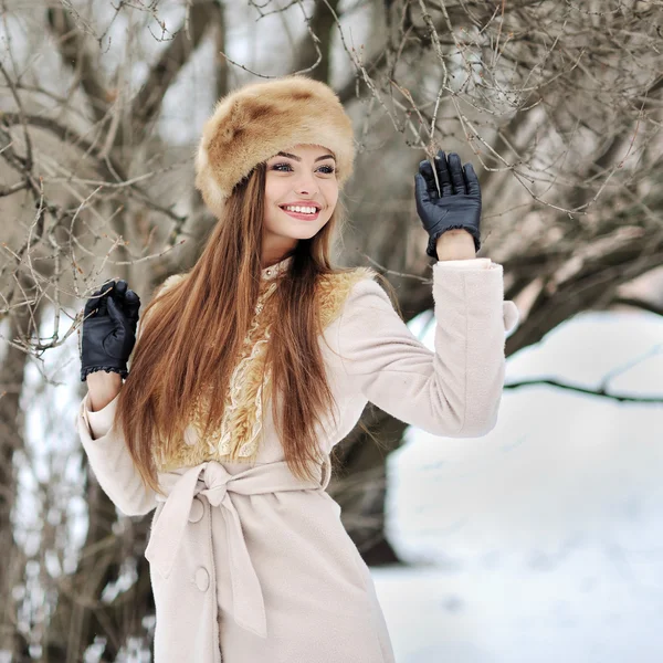 Молодая улыбающаяся девушка зимой - на открытом воздухе — стоковое фото
