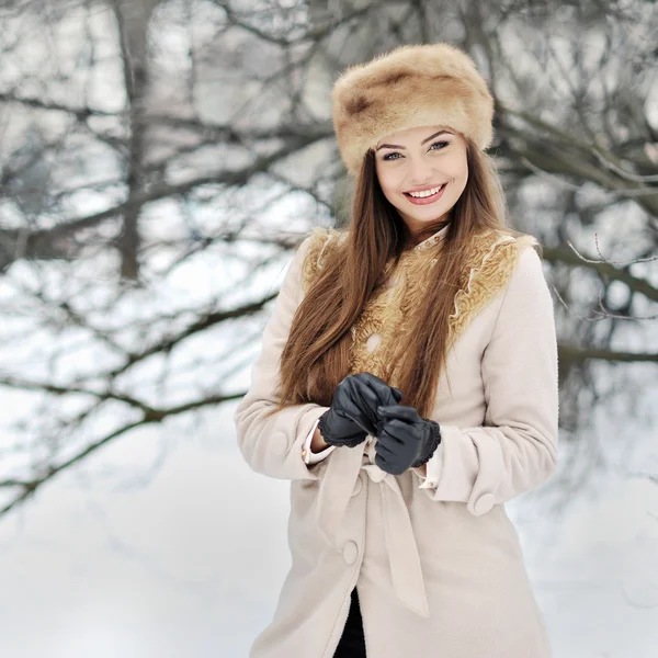 Vintern kvinna porträtt utomhus — Stockfoto