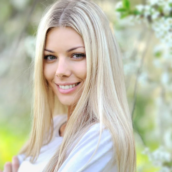 Porträtt av ung kvinna leende — Stockfoto