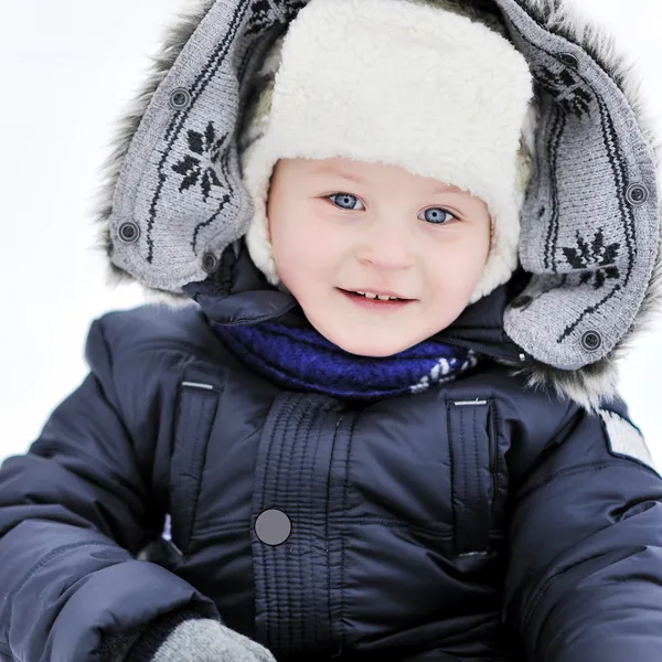 Bonito retrato de menino no inverno — Fotografia de Stock