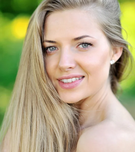 Retrato de jovem mulher sorrindo — Fotografia de Stock