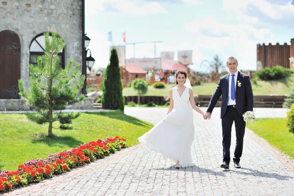 Bröllop par promenader tillsammans i en gammal stad — Stockfoto