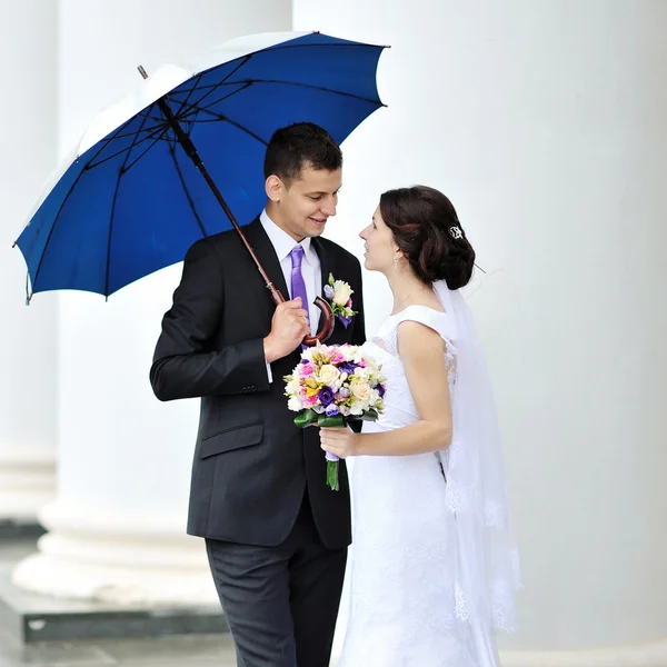 Couple mariage portrait extérieur — Photo