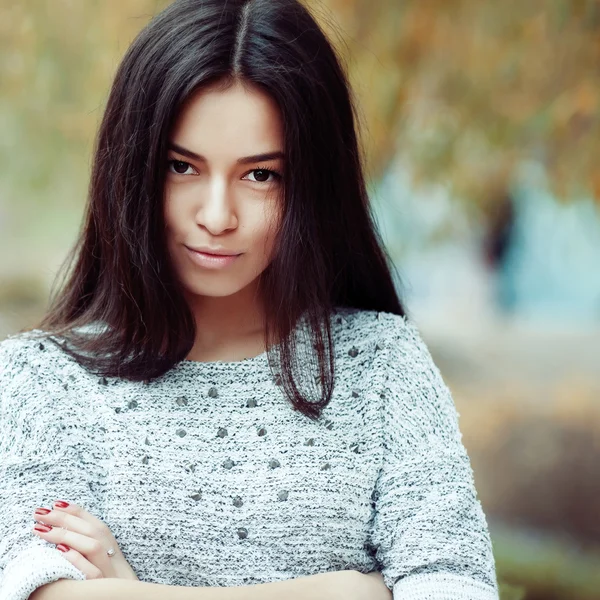 Närbild på en vacker flicka ansikte - utomhus — Stockfoto