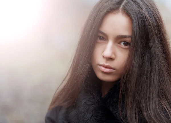 El primer plano de una hermosa cara de chica - al aire libre — Foto de Stock