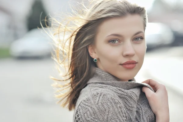 Portret van mooie jonge vrouw - buitenshuis — Stockfoto