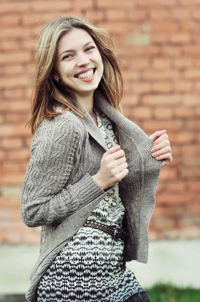Piękna młoda kobieta uśmiechnięta — Zdjęcie stockowe