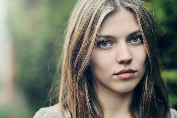 Close up of a beautiful girl face - outdoor — Stock Photo, Image