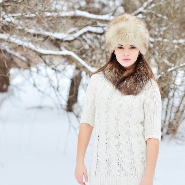 Kışın açık havada poz güzel esmer