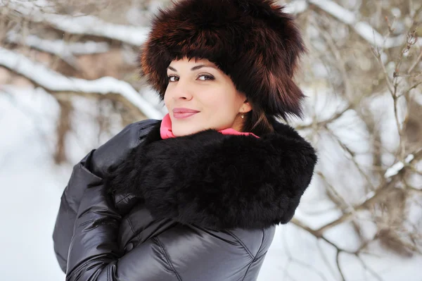 Привлекательная молодая женщина в зимнее время на открытом воздухе - крупным планом — стоковое фото