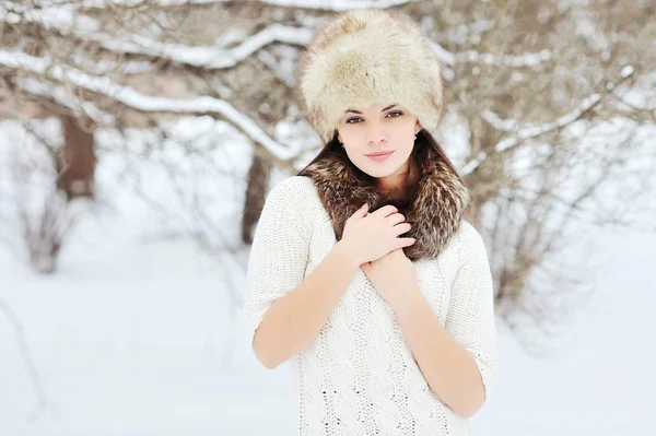 Joven chica sensual en invierno. Hermosa morena posando al aire libre — Foto de Stock