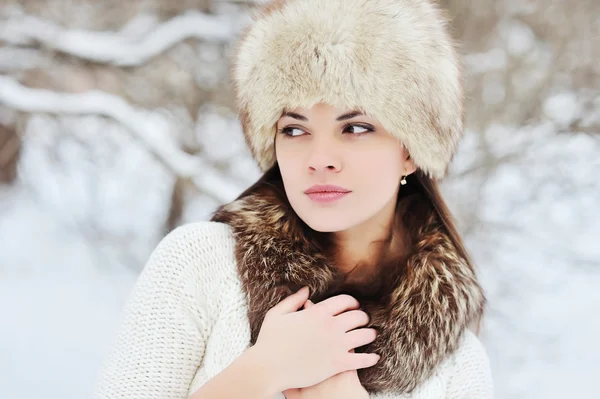 Outdoor fashion portrait of pretty young girl in winter — Stock Photo, Image