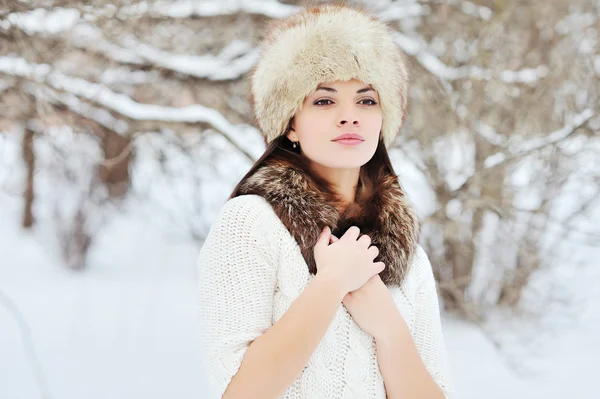 Vackra vinter porträtt av ung kvinna — Stockfoto