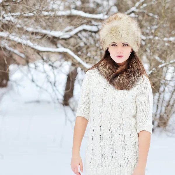 Belle brune posant en plein air en hiver — Photo