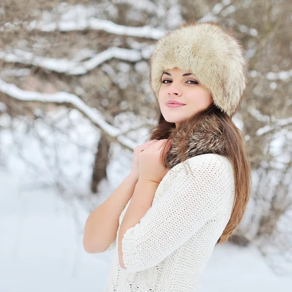 Hermoso retrato de invierno de mujer joven — Foto de Stock