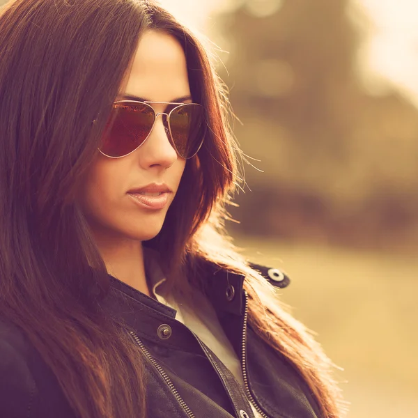 Mulher bonito usando óculos de sol — Fotografia de Stock