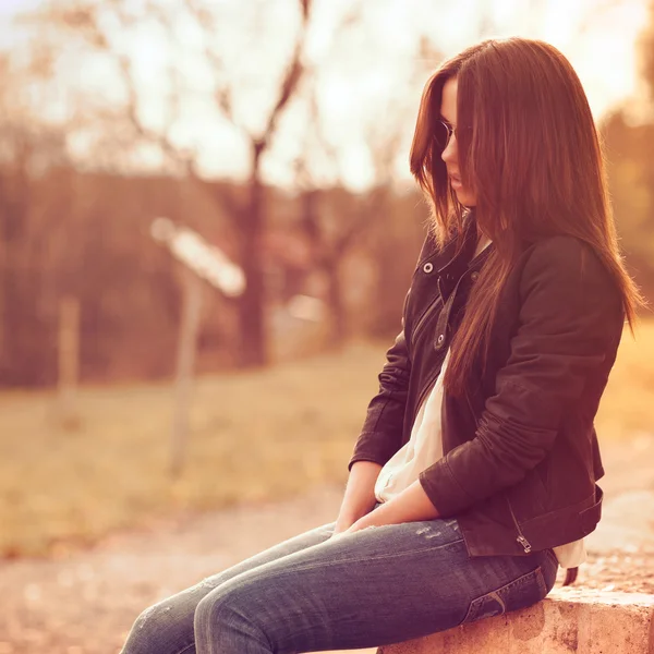 Fashion girl en lunettes de soleil - portrait en plein air avec copypace — Photo