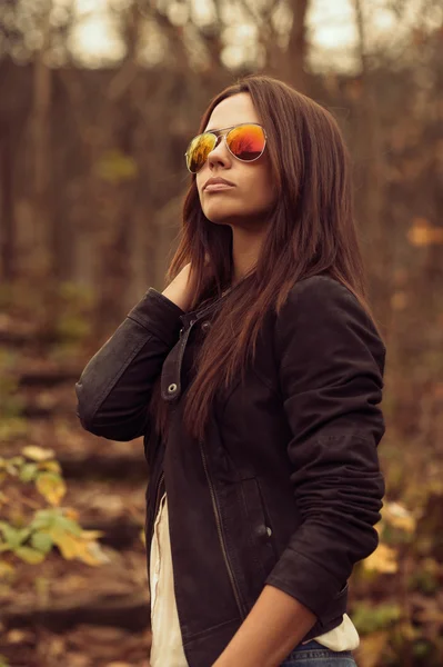 Beau portrait de femme brune portant des lunettes de soleil — Photo
