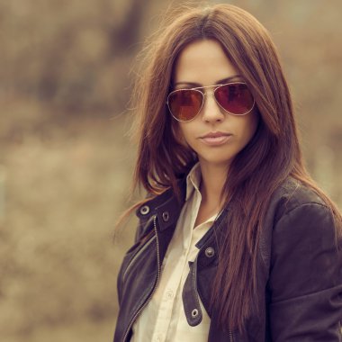 güneş gözlüklü esmer kadının açık moda portre