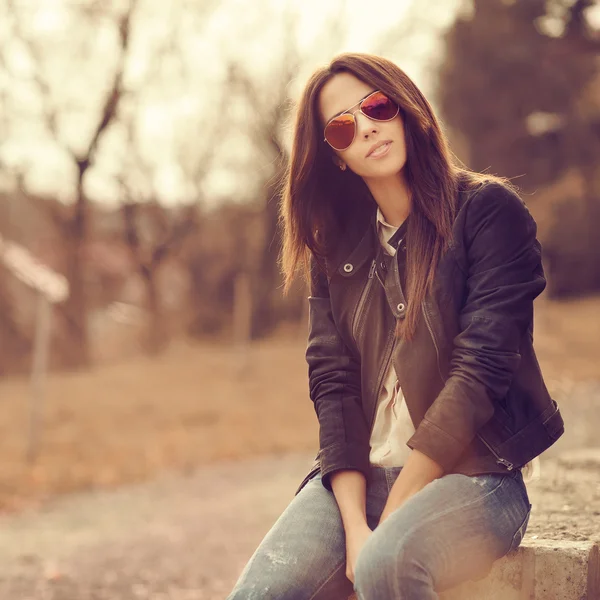 Jovem mulher morena elegante posando ao ar livre — Fotografia de Stock