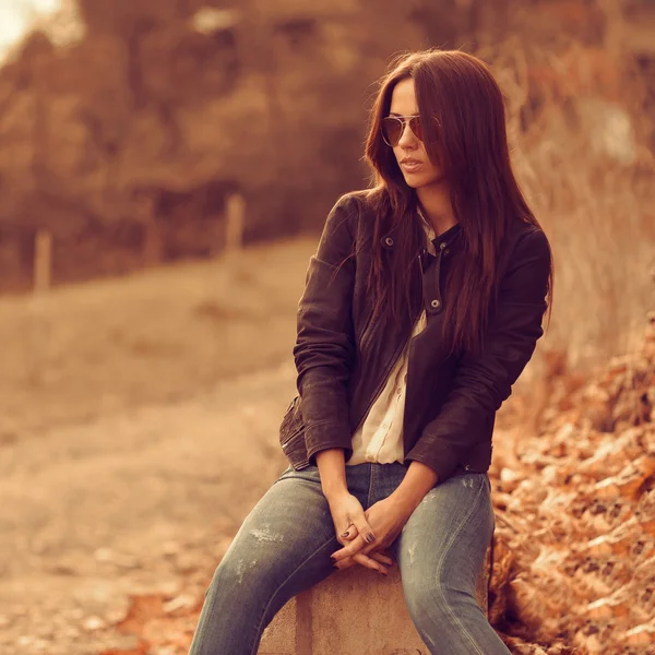 Buiten mode portret van jonge brunette vrouw in zonnebril. — Stockfoto