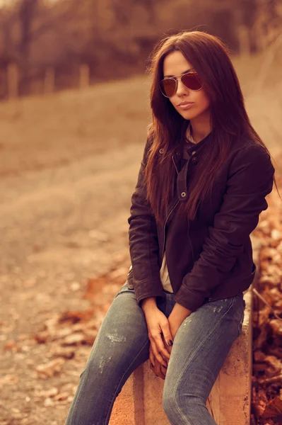 Buiten mode portret van jonge brunette vrouw in zonnebril. — Stockfoto