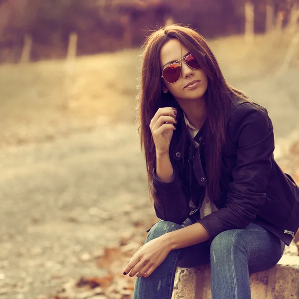 Giovane donna bruna elegante posa all'aperto — Foto Stock