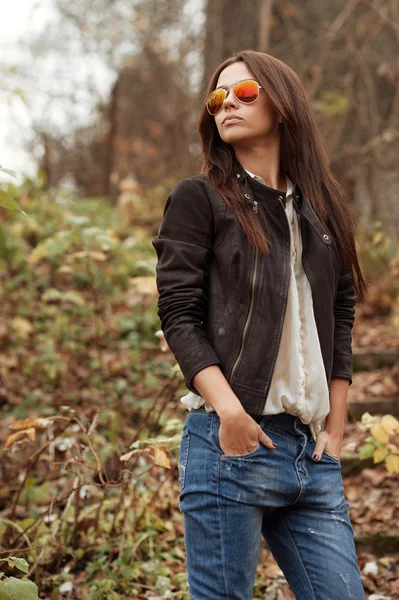 Retrato al aire libre de la hermosa modelo femenina posando usando sungla — Foto de Stock