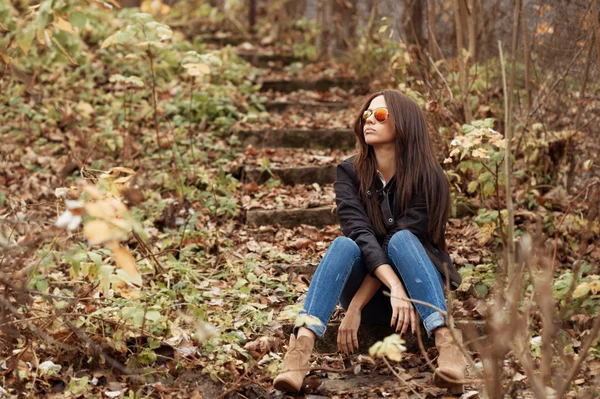 Buiten mode portret van brunette vrouw in zonnebril — Stockfoto