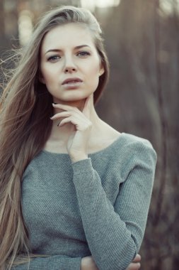Genç sarışın kadın açık havada güzel bir portresi