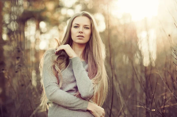 Mooie jonge vrouw. buiten portret — Stockfoto