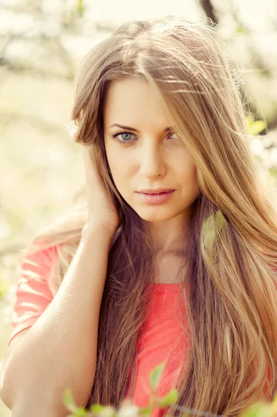 Portrét mladé krásné blonďaté ženy venku — Stock fotografie