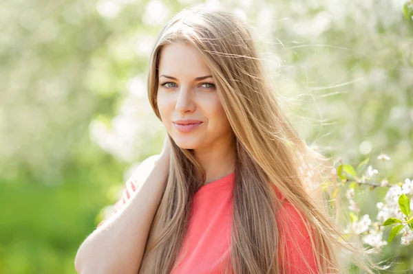 Vacker blond kvinna under våren — Stockfoto