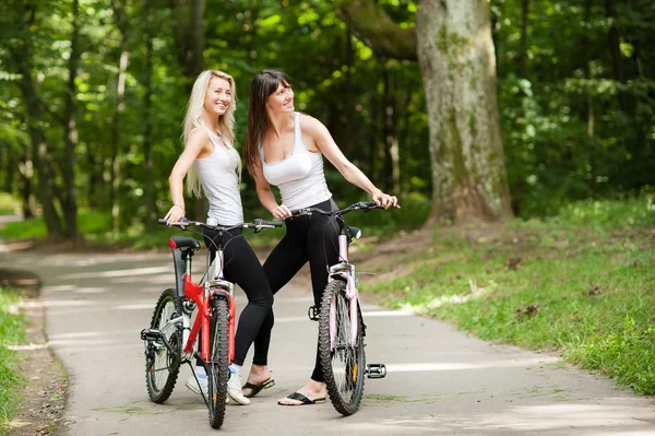 自転車公園で女性 — ストック写真