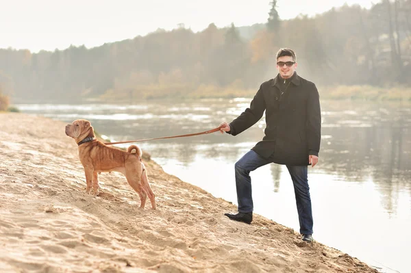 幸せな男と彼の犬の秋 — ストック写真