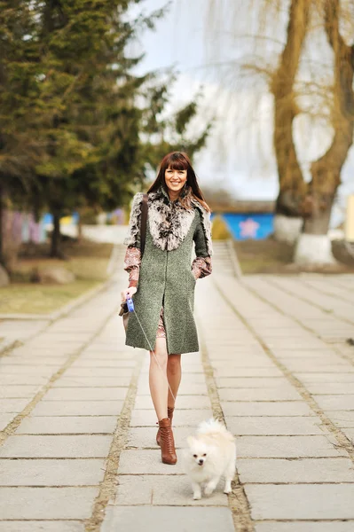 Tam boy küçük Köpeğiyle yürüyen mutlu kadın portresi — Stok fotoğraf