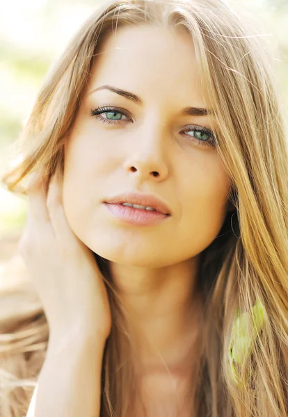 Bella giovane donna faccia — Foto Stock