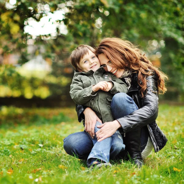 Glad mamma kramar hennes lille son. familjen idyll koncept — Stockfoto