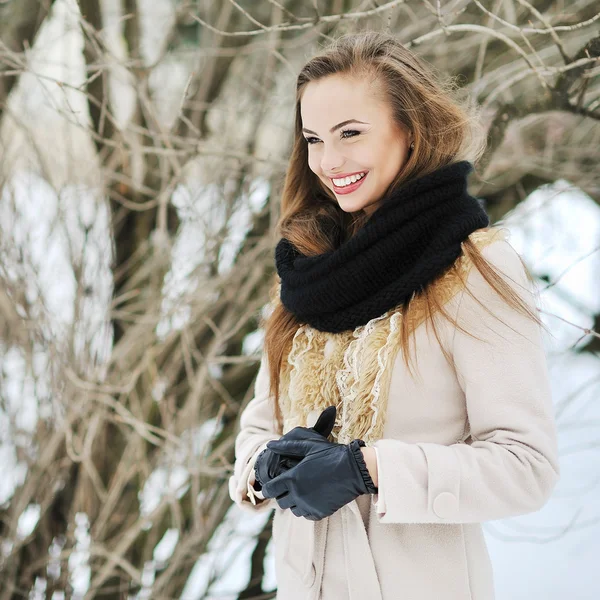 Krásná mladá usměvavá dívka v zimě — Stock fotografie