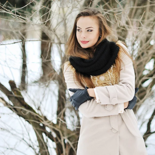 Portrait extérieur d'une belle fille regardant loin — Photo