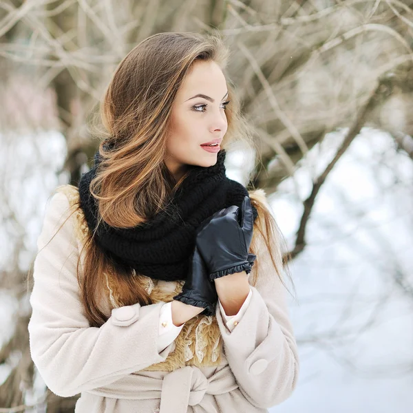 Giovane bella ragazza guardando altrove - ritratto all'aperto — Foto Stock